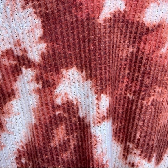 NEW MEDIUM ABOUND RED WHITE TIE DYE WAFFLE KNIT CROPPED COWL NECK TOP - Picture 6 of 10